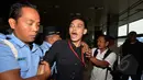 Dua orang mahasiswa diamankan Pamdal DPR karena tiba-tiba berteriak-‎teriak dan menggelar spanduk di Gedung Nusantara III, Jakarta, Selasa, (21/04/2015). Dalam aksinya mereka menolak pelemahan KPK melalui Perppu KPK. (Liputan6.com /Andrian M Tunay)