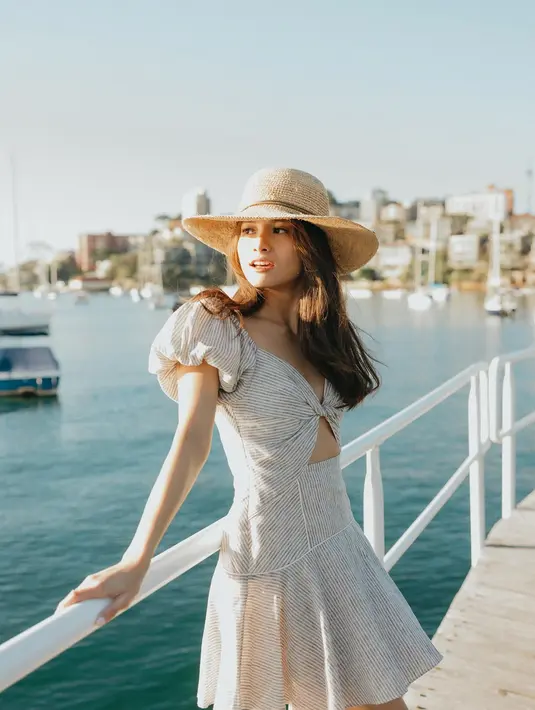 Pelabuhan New South Wales sendiri menambah keindahan dari foto-foto yang diunggah Acha. Lokasi ini terkenal dengan pemandangan laut yang memukau dan suasana yang tenang. Perahu-perahu yang tertambat rapi di pelabuhan, langit biru yang cerah, dan ombak kecil yang memecah di tepian pelabuhan menambah kesan damai dan menenangkan. (Liputan6.com/IG/@septriasaacha)