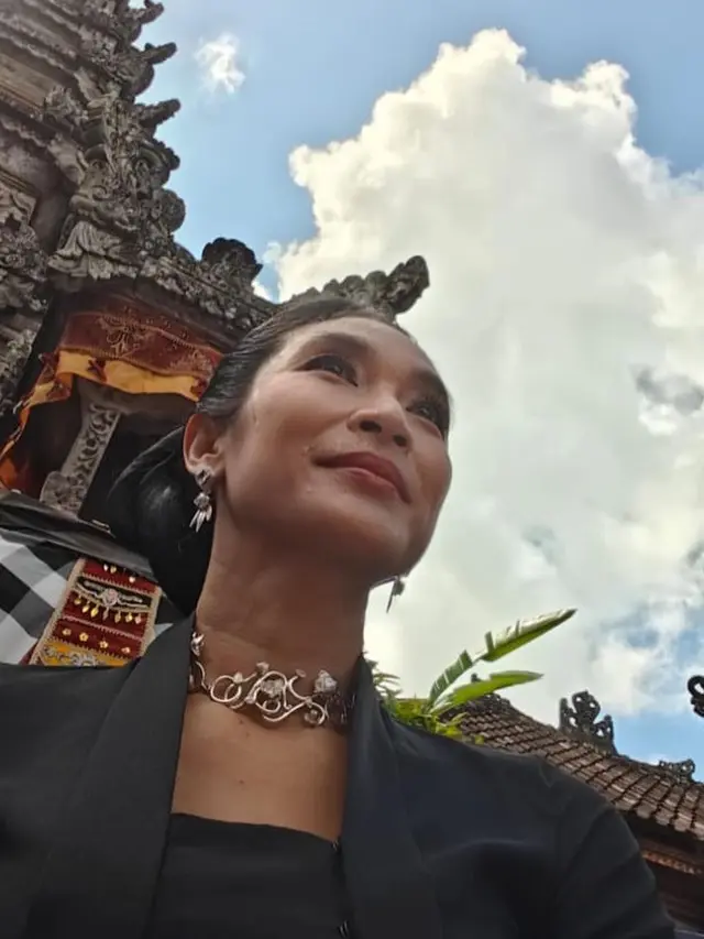 Happy Salma dan Lulu Tobing  saat Upacara Ngaben di Bali. [@aryaibrahims]