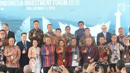 Gubernur BI Perry Warjiyo, Menteri BUMN Rini Soemarno, Menko Perekonomian Darmin Nasution, dan Menteri PUPR Basuki Hadimuljono bersama dirut BUMN dan investor usai penandatanganan kerja sama dalam IIF 2018, Bali, Kamis (11/10). (Liputan6.com/Angga Yuniar)