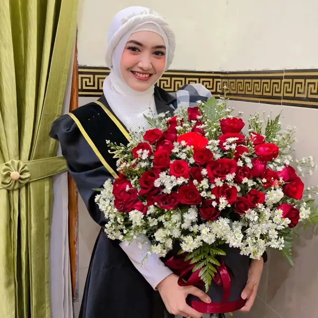 Tampil Berhijab, Ini 6 Momen Kelulusan Penyanyi Jihan Audy