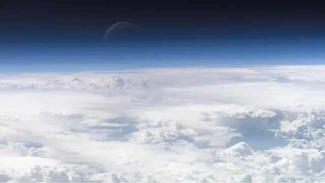 Foto di atas menunjukkan kondisi Termosfer Bumi. Menurut dalil, Karman line merupakan pertemuan antara cahaya biru dengan hitam, dan menjadi batas untuk atmosfir Bumi dengan angkasa luar (Wikimedia Commons)