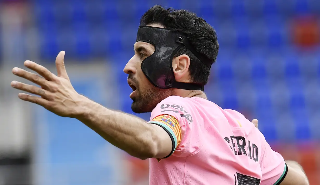 Sergio Busquets - Kapten Barcelona ini merupakan pengatur serangan yang handal dan pemain dengan mental pekerja keras. Kekalahan Barca dari Bayern Munchen dengan skor 8-2 di Liga Champions musim 2019-2020 lalu menjadi motivasi lebih baginya untuk menuntaskan dendam.(Foto:AP/Alvaro Barrientos)