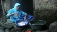 Seorang lansia tunadaksa yang hidup seorang diri di Garut, Jawa Barat tetap semangat mengabdi kepada warga sekitar.