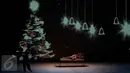 Penari Balet dari "Ballet Sumber Cipta" mementaskan pergelaran tari bertajuk "The Nutcraker in Jazz" di Graha Bakti Budaya, Jakarta, (19/12). Tarian ini bercerita mengenai gadis yang mendapat hadiah Natal sebuah Boneka Nutcracker.(Liputan6.com/JohanTallo)