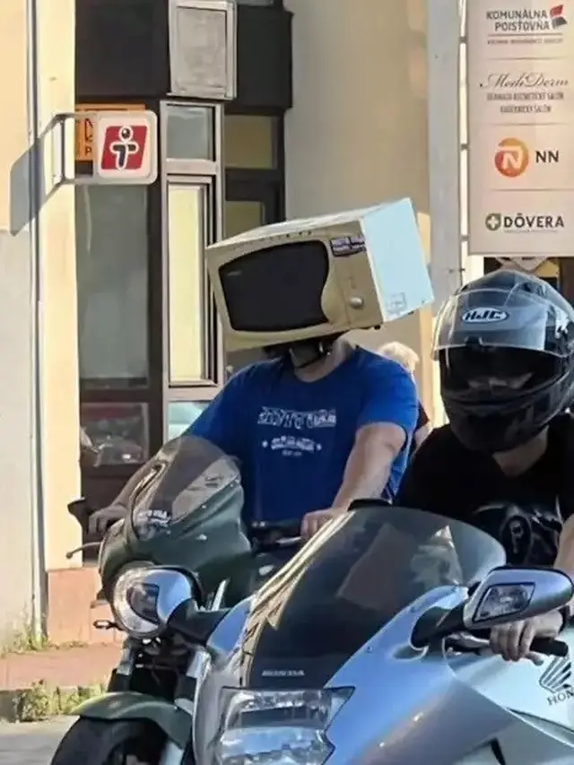 6 Potret Helm dari Benda Lain Ini Absurd Banget, Microwave Salah Satunya