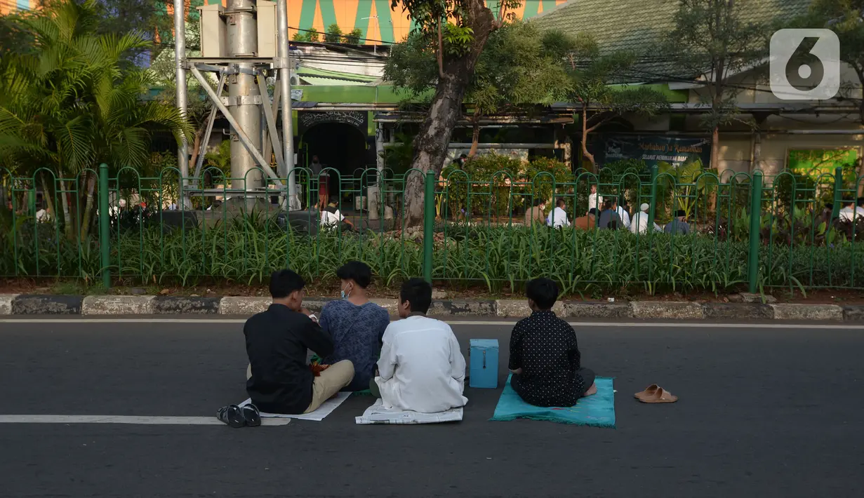 Umat Muslim menghadiri sholat Idul Fitri 1442 H di masjid Raya Al Arif, Jalan Stasiun Senen, Jakarta, Kamis (13/5/2021). Penerapan protokol kesehatan saat Sholat Idul Fitri yang ketat guna mencegah penyebaran Covid-19. (merdeka.com/Imam Buhori)