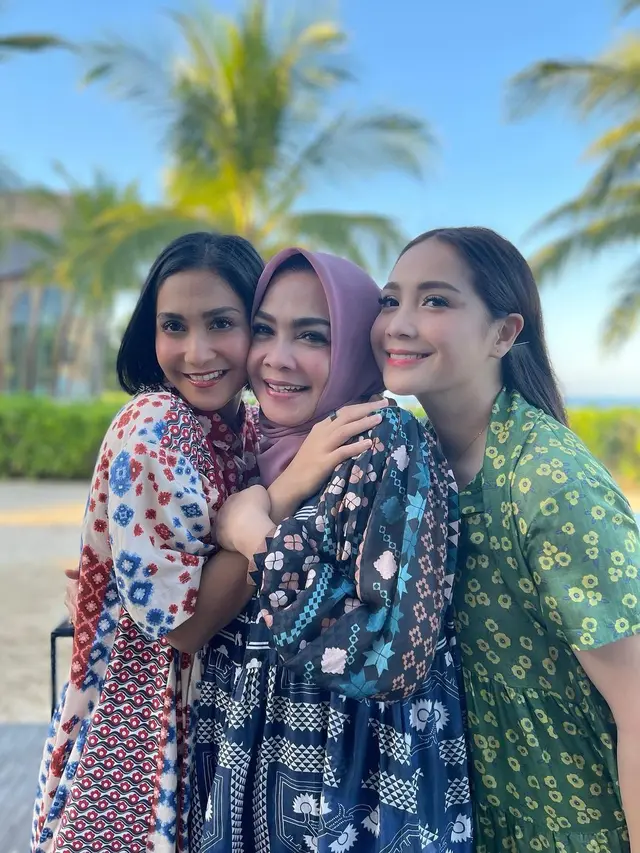 Potret kebersamaan Rieta Amilia bersama kedua putrinya, Caca Tengker dan Nagita Slavina. (Foto: Instagram/rieta_amilia)