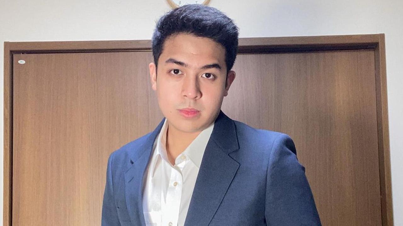 FOTO: Gaya Jerome Polin saat Memakai Setelan Jas, Banjir Pujian