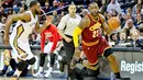 Pemain Cleveland Cavaliers, LeBron James (23) menggiring bola melewati pemain Pelicans,Tyreke Evans (1) pada lanjutan NBA di Smoothie King Center, New Orleans, Sabtu (5/12/2015) WIB.  (Reuters/Derick E. Hingle)