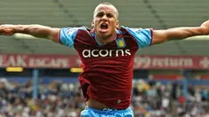 Selebrasi winger Aston Villa, Gabriel Agbonlahor setelah mencetak gol ke gawang Birmingham City dalam lanjutan EPL yang digelar di St Andrews Stadium, 13 September 2009. AFP PHOTO/IAN KINGTON