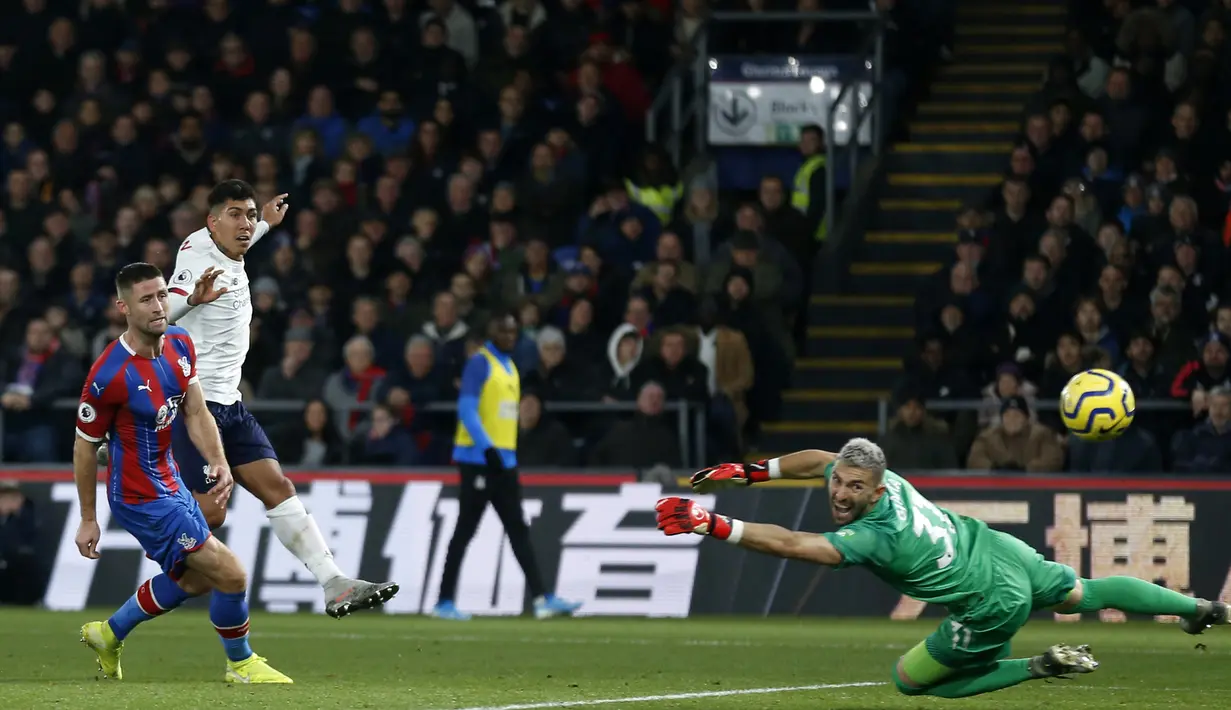 Striker Liverpool, Roberto Firmino, berusaha membobol gawang Crystal Palace pada laga Premier League di Stadion Selhurst Park, London, Sabtu (23/11). Palace kalah 1-2 dari Liverpool. (AFP/Ian Kington)