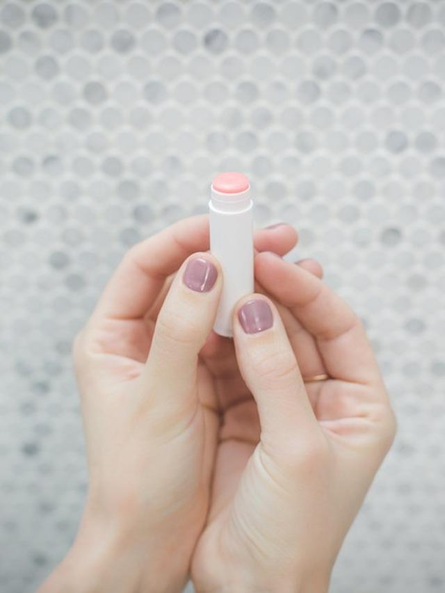 Pentingnya Memakai Pelembab Bibir Sebelum Tidur
