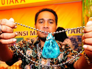 Maluku Utara menampilkan batu Bacan Doku yang tengah naik pamor saat pameran di gedung SMESCO, Jakarta, Jumat (5/6/2015). Pameran ini diikuti 116 peserta dari 33 provinsi dalam rangka HUT Dekranas Ke–35. (Liputan6.com/Yoppy Renato)