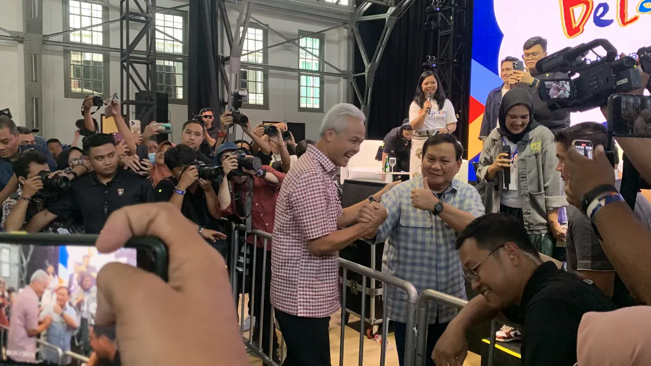 Bakal Capres Partai Gerindra Prabowo Subianto bertemu dengan Bakal Capres PDIP Ganjar Pranowo saat acara diskusi Pendidikan Belajaraya.