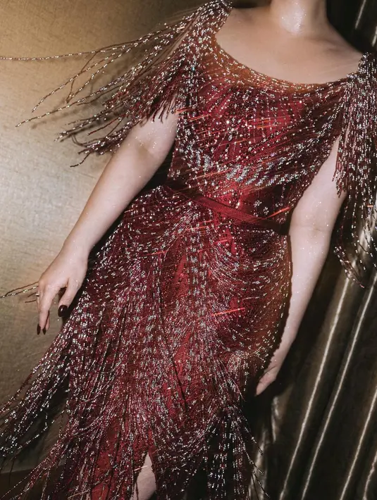 Estetika modern dan berkilau dapat dilihat pada scoop neck, statement fringers di bagian lengan dan rok. [@hiantjen]