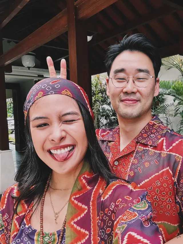 Bergaya Etnik, Ini 7 Pemotretan Keluarga Besar Maudy Ayunda yang Kompak