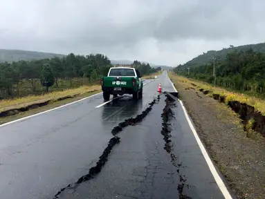 Sebuah jalan yang rusak akibat gempa yang melanda Pulau Chiloe, Chili, Minggu (25/12). Guncangan gempa berkekuatan 7,6 SR  menyebabkan jalan di Chili terbelah.( REUTERS / Stringer )