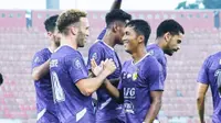 M. Khanafi dapat ucapan selamat dari Ze Valente usai mencetak gol ke gawang PSBS. Sayang pertandingan berakhir imbang 1-1 di Stadion Kapten I Wayan Dipta Gianyar, Bali, Jumat (21/2/2025).(Bola.com/Gatot Sumitro)