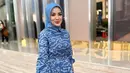 Nindy Ayunda menjadi sorotan netizen usai mantap menggunakan hijab. Keputusannya ini dibuat kala dirinya menjalani ibadah umroh beberapa waktu lalu. (Liputan6.com/IG/@nindyayunda)