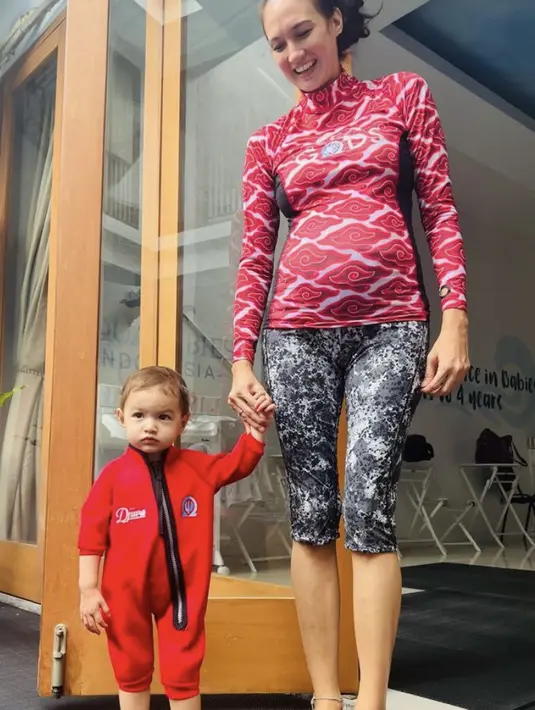 Nadine kerap mengajak Djiwa berenang, Nadine pun memperlihatkan baby bump mengenakan baju renang atasan motif batik dipadukan celana ketat abu-abunya.  (@nadinelist)