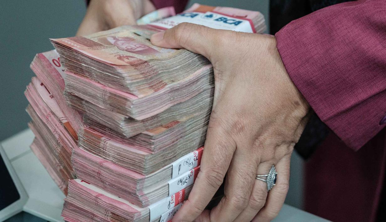 Penghitungan uang kertas rupiah dilakukan di salah satu kantor penukaran, Jakarta, Kamis pada 4 Juni 2026. (Yasuyoshi Chiba/AFP)