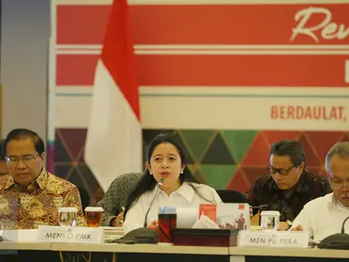 (Ki-ka) Menko Bidang Kemaritiman Rizal Ramli, Menko PMK Puan Maharani dan Menteri PUPR Basuki Hadimuljono saat Rapat Kordinasi bersama di Kantor Menko PMK Jakarta, Jumat (29/1). (Liputan6.com/Faizal Fanani)