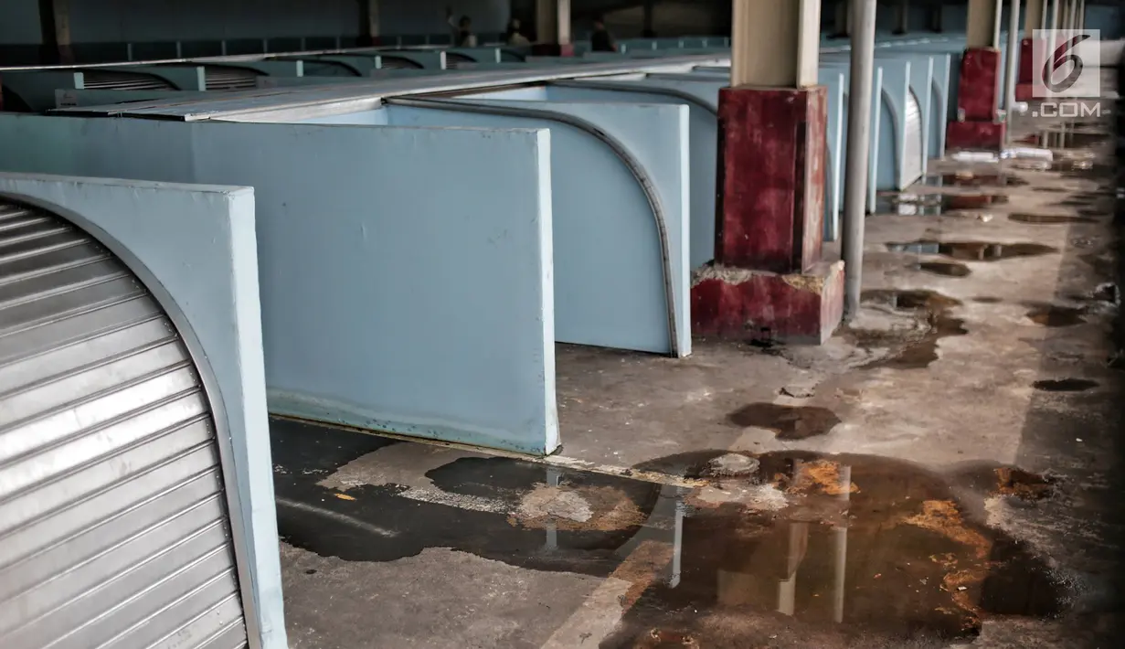 Kondisi kios penampungan pedagang kaki lima (PKL) di Blok F Tanah Abang, Jakarta, Kamis (31/1). Hingga kini tempat untuk PKL yang tidak memperoleh lapak di skybridge Tanah Abang itu sepi dan tak diminati oleh pedagang. (Liputan6.com/Faizal Fanani)