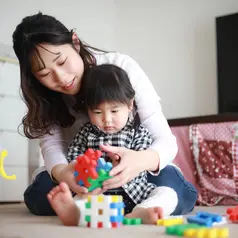 Ilustrasi ibu mendampingi anak bermain. (c) yamasan/Depositphotos