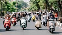 Para pecinta Vespa berkumpul dan riding bareng, serentak di beberapa kota besar di Tanah Air dalam rangka menyemarakkan Hari Batik Nasional. (ist)