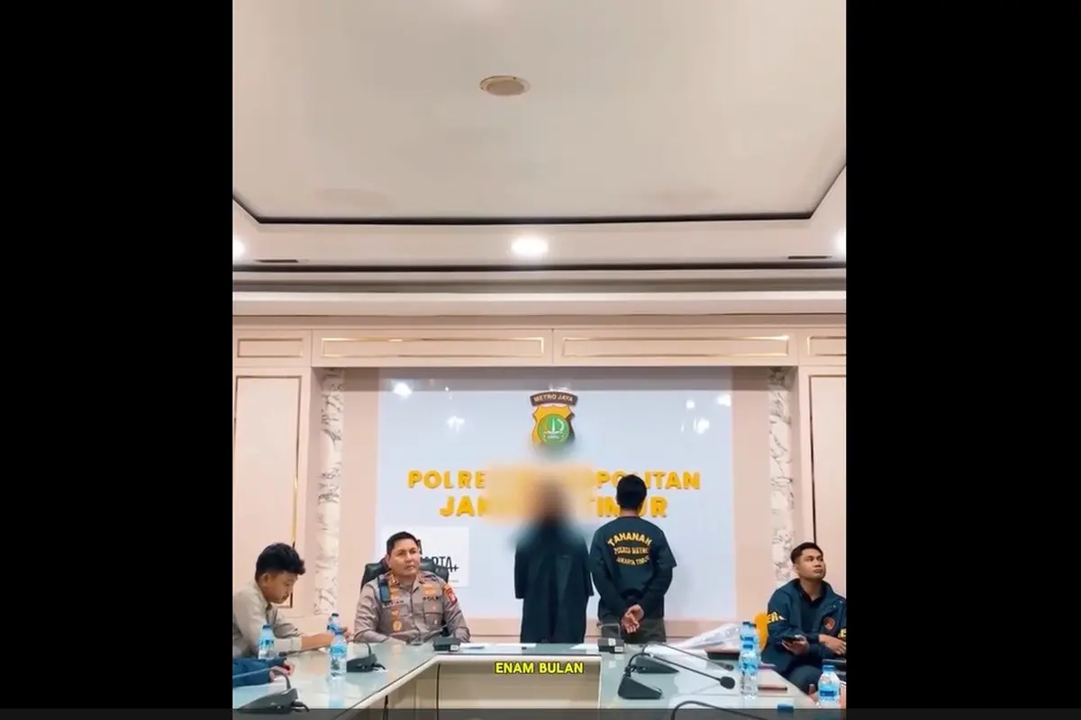 Kapolres Metro Jakarta Timur Kombes Alfian Nurrizal bersama pemilik wedding organizer (WO) Marwah sepasang suami istri (pasutri) RM dan ER.