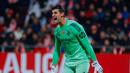 Kiper Real Madrid, Thibaut Courtois, berteriak memberikan arahan kepada rekannya saat menghadapi tuan rumah Girona pada laga lanjutan La Liga 2025/2026 di Montilivi, Senin (1/12/2025) dini hari WIB. (AP Photo/Joan Monfort)