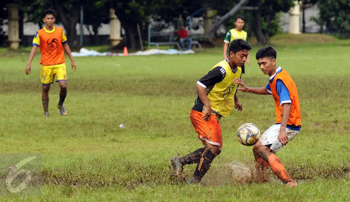 Pesepakbola dari SSB se Jakarta berebut bola saat mengikuti seleksi masuk Timnas Indonesia U-19 di Lapangan Wisma Aldiron, Jakarta, Kamis (23/2). 30 pemain adu kemampuan untuk masuk Timnas Indonesia U-19. (Liputan6.com/Helmi Fithriansyah)