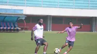 Pemain baru PSS Sleman, Nerius Alom (kiri), dalam sesi latihan di Stadion Maguwoharjo, Sleman, Rabu (30/1/2019). (Vincentius Atmaja)