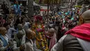 Para pendeta membawa Seto Machindranath, dewa pelindung Nepal, selama festival kereta di Kathmandu (9/4/2022). Dalam ritual ini, setiap tahun mereka memandikan dan mengecat ulang patung Dewa Seto Machindranath. (AFP/Prakash Mathema)