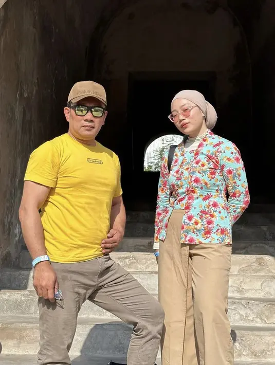 <p>Sementara itu, sang ayah Ridwan Kamil tampil dengan atasan kaos kuning dipadukan celana coklat serasi dengan topi capnya. [@camilliazr]</p>