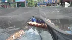 Pemprov DKI akhirnya melepas waring yang terpasang di Kali Item. Saat dilepas, tumpukan sampah ditemukan dalam waring Kali Item.