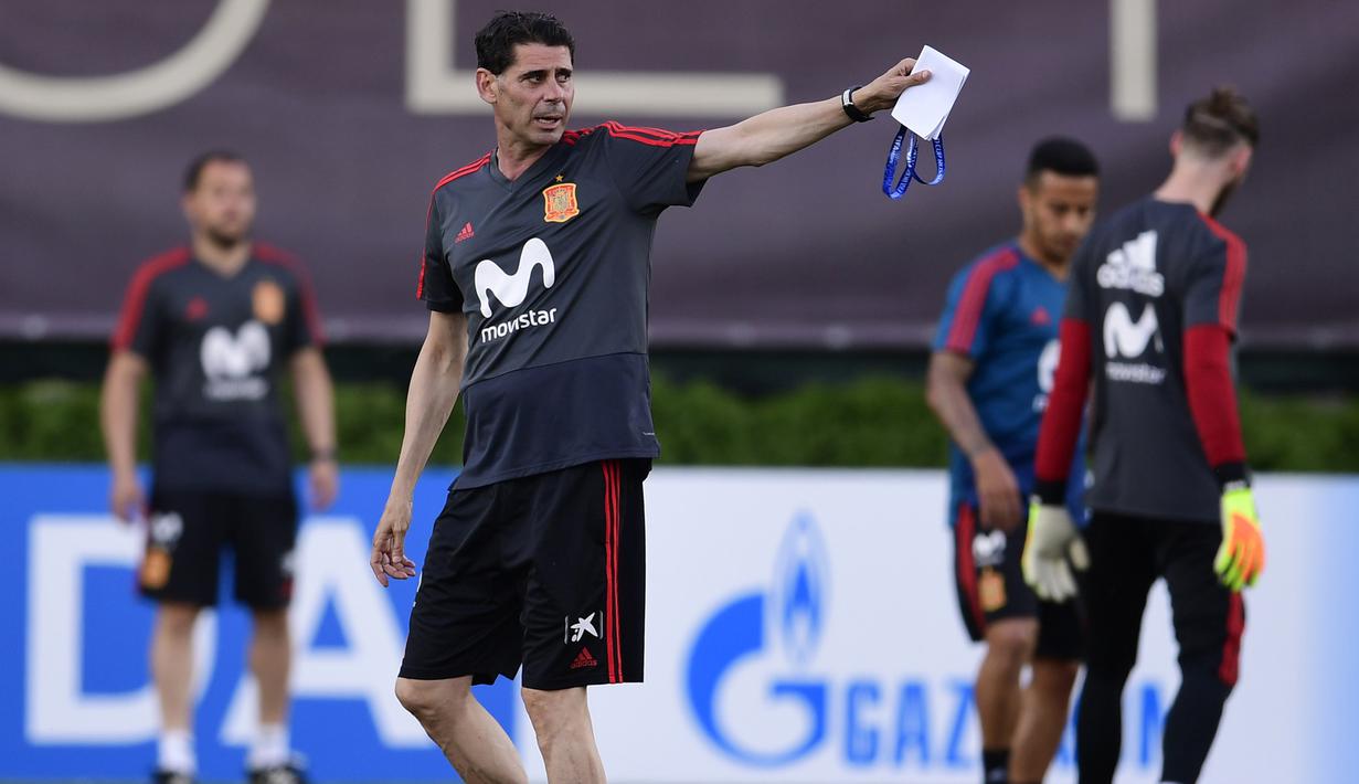 Pelatih baru Spanyol, Fernando Hierro, memberikan instruksi saat latihan perdananya di Krasnodar Academy, Krasnodar, Selasa (13/6/2018). Legenda Real Madrid ini ditunjuk menggantikan Julen Lopetegui. (AFP/Pierre-Philippe Marcou)
