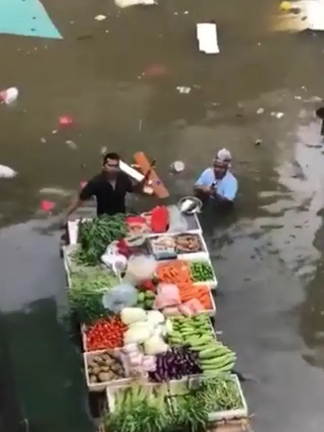 tukang sayur berjualan di tengah banjir jadi viral