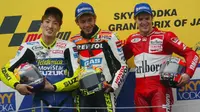 Pebalap Suzuki, Akira Ryo (kiri), berpose bersama rider Honda, Valentino Rossi (tengah), dan Carlos Checa (Ducati) di podium MotoGP Jepang di Sirkuit Suzuka pada 2002. (MotoGP)