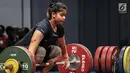 Lifter Indonesia Melinda Gusti bersiap melakukan angkatan pada nomor angkat besi putri 75 Kg 18th Asian Games Invitation Tournament di JiExpo, Jakarta, Senin (12/2). Melinda memperoleh emas pada nomor tersebut. (Liputan6.com/Faizal Fanani)