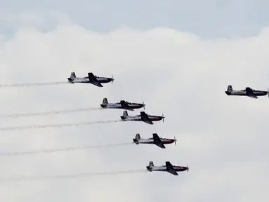 Tim aerobatik Jupiter bermanuver saat memeriahkan puncak perayaan HUT ke-72 TNI AU di Lanud Halim Perdanakusuma, Jakarta, Senin (9/4). (Merdeka.com/Iqbal Nugroho)