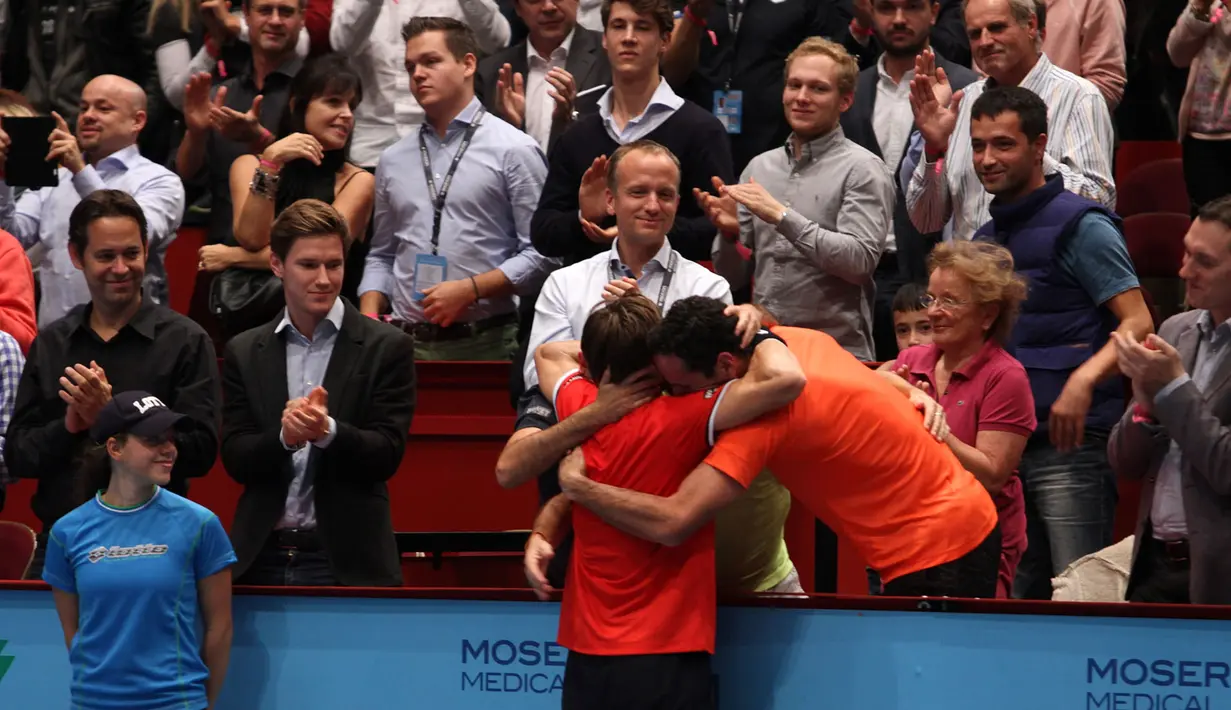 David Ferrer memeluk pelatih, psioterapi, dan sahabatnya yang setia menemani selama turnamen berlangsung di Stadthalle Arena, Wina, Austria, Minggu (25/10/2015) malam WIB. (Bola.com/Reza Khomaini)