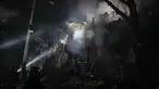 Petugas penyelamat memadamkan api di sebuah bangunan tempat tinggal yang rusak akibat serangan Rusia di Kryvyi Rih, Ukraina, Kamis, 8 Januari 2026. Ukraina melaporkan rentetan serangan udara besar-besaran yang diluncurkan Rusia di berbagai wilayah. (AP Photo/Mykola Myrnyi)