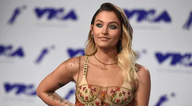 Putri mendiang Michael Jackson, Paris Jackson menghadiri MTV Video Music Awards (VMA) 2017 di Inglewood, California, Minggu (27/8). Wanita 19 tahun itu tampil percaya diri memamerkan rambut ketiak saat berpose di karpet merah. (Jordan Strauss/Invision/AP)