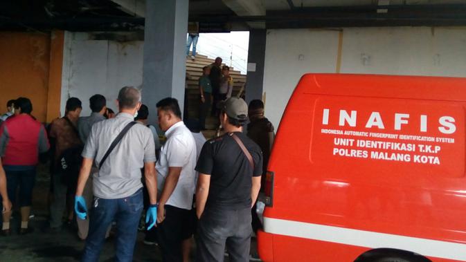 Tim identifikasi Polres Malang Kota bersiaga di lokasi temuan korban mutilasi di Pasar Besar Malang (Liputan6.com/Zainul Arifin)