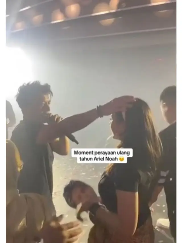 6 Potret Ariel NOAH Dapat Kejutan Ultah dari Alleia dan Ibunda, Rayakan di Konser