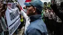 Aparat kepolisian bersiaga saat unjuk rasa massa dari Komite Penyelamat Asset Negara di Gedung Granadi, Jakarta, Senin (17/12). Mereka menuntut penyitaan sejumlah aset milik Yayasan Supersemar, termasuk Gedung Granadi. (Liputan6.com/Faizal Fanani)