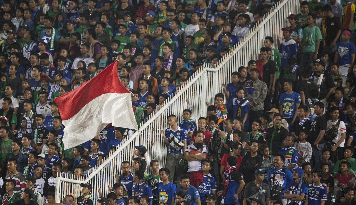 Pendukung Persib, Bobotoh, bersama pendukung Surabaya United, Bonek, menonton pertandingan berbarengan pada laga Piala Jenderal Sudirman di Gelora Delta Sidoarjo, Jawa Timur, Sabtu (21/11/2015). (Bola.com/Vitalis Yogi Trisna) 