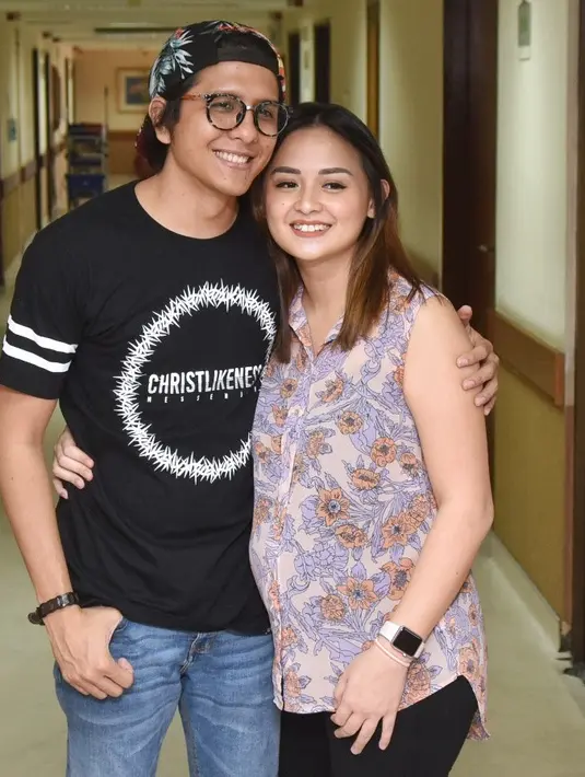 "Pas lahir gak langsung nangis,  makanya langsung dibawa ke ruangan NICCU, gak sempat dikasih ASI juga. Semenjak dari situ jadi tahu dia perlu bantuan pernapasan. Paru-parunya belum sempurna, makanya pakai selang," paparnya. (Adrian Putra/Bintang.com)